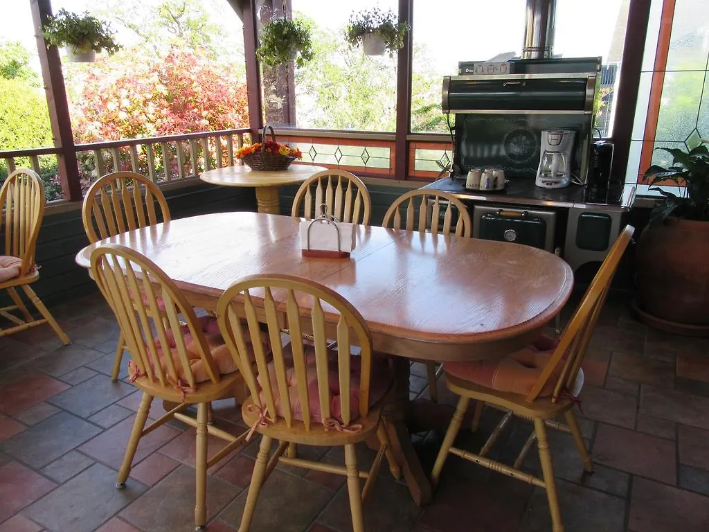 ***  Across The Harbour Bed & Breakfast Victoria Canada